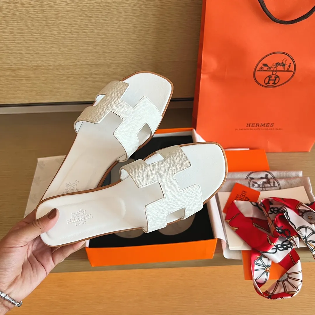 👟👟Ex-factory price 480👟👟 Women's Shoe Factory [Palmprint All-Inclusive Midsole] (Hermès) Upgraded packaging, upgraded version and workmanship materials. Hermes®🔴The highest version of handmade shoes on the market👟👟 👟👟 Top product Hermès slippers🐎 —————————— The 2022 early spring new model is the same as the original version, purely handmade by masters! ❥High-end customization, exclusive products, the highest version in the industry⚠❥Using: Hermers upper: Italian imported cowhide + original custom-grade Australian sheepskin feet + genuine leather outsole (pursuing top walking comfort) 👟👟 ~~〰〰〰〰❥ Packaging: ✔🚦Pay attention to the exclusive top-level exclusive packaging 〰The original top quality is on sale━━━━Hermes━━━━━ size: 35-40 (34.41.42 custom-made, non-refundable)